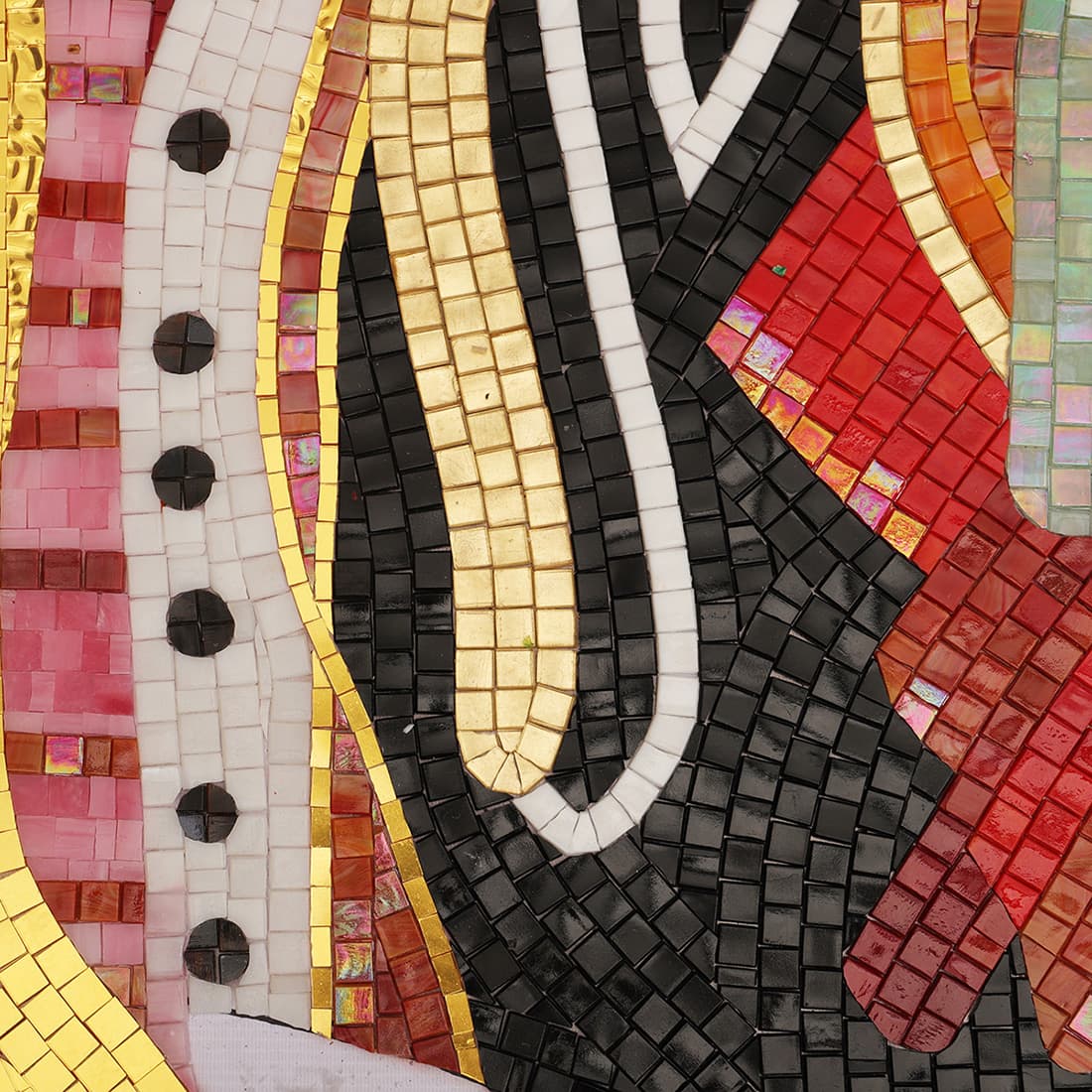 金色と黒色タイルが際立つモザイク部分