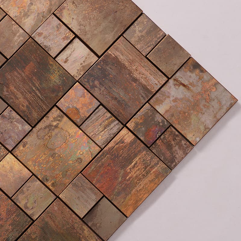 銅張りモザイクタイルの角のディテール接写