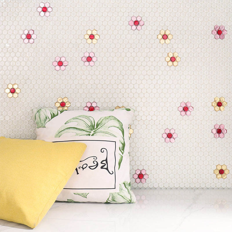 丸形透明タイル越しに金箔＆ピンクの花柄が見え隠れする壁面クローズビュ