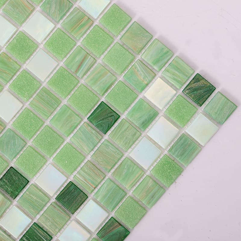 緑ガラスモザイクは、斜めから見た時も美しく映える構成です。