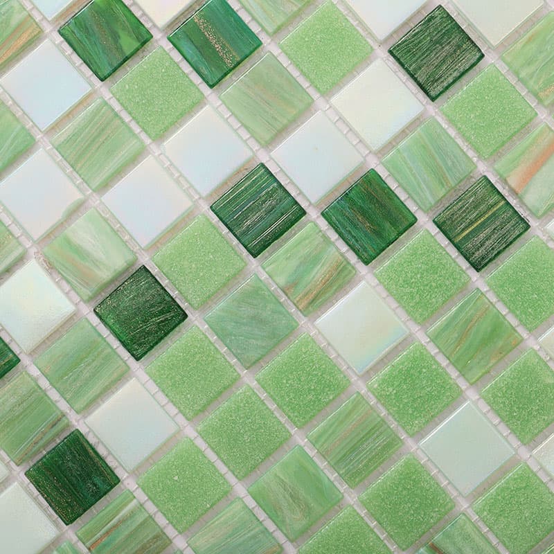 緑ガラスモザイクは、艶ありやマットの質感を組み合わせたタイルです
