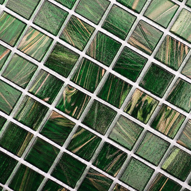 濃淡のある緑色ガラスモザイクの斜め接写