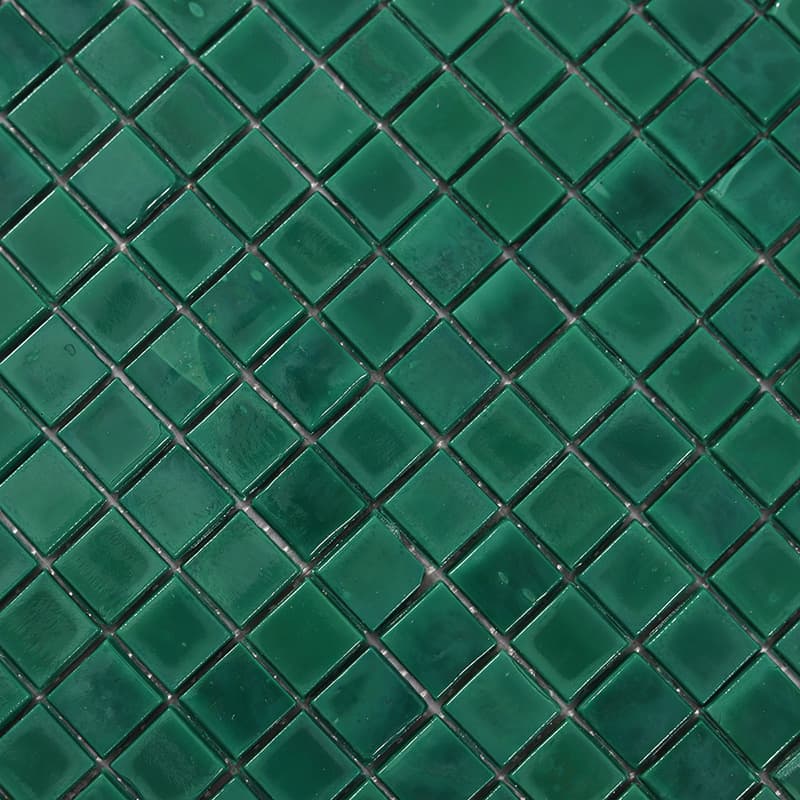 深緑色ガラスモザイクタイル、細部の模様が見える拡大写真