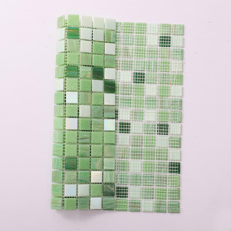 緑ガラスモザイクは、裏面がメッシュ仕様で施工が簡単です
