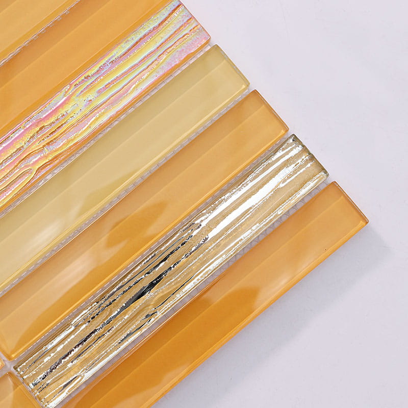 黄色とシルバーのタイルが規則正しく配置され、光を柔らかく反射し、空間に温かみと明るさを与えます。