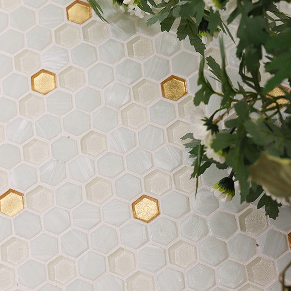 白と金の六角形ガラスモザイクタイルが敷かれた華やかな床面
