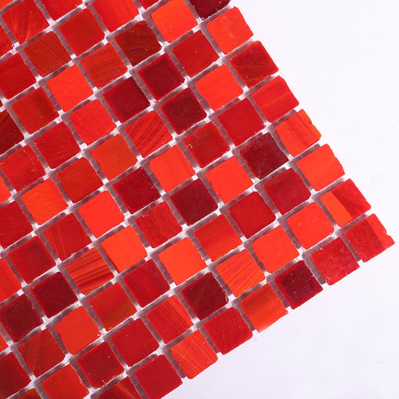 赤色モザイクタイルの角と端の様子