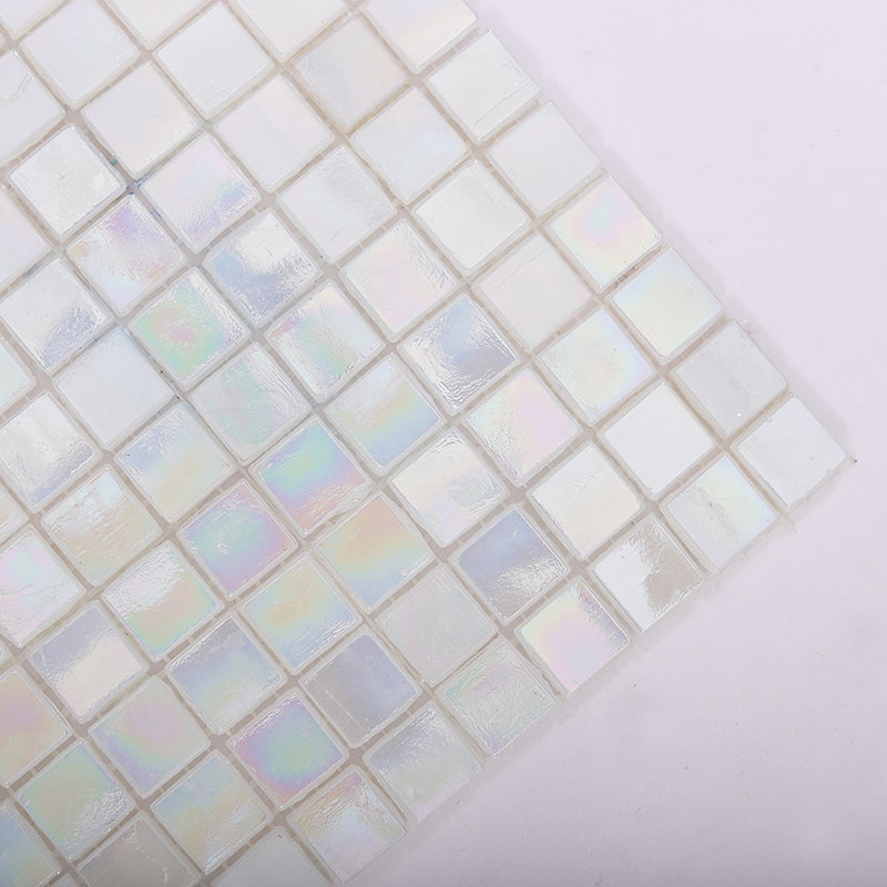 白虹彩ガラスモザイクタイルの部分拡大写真