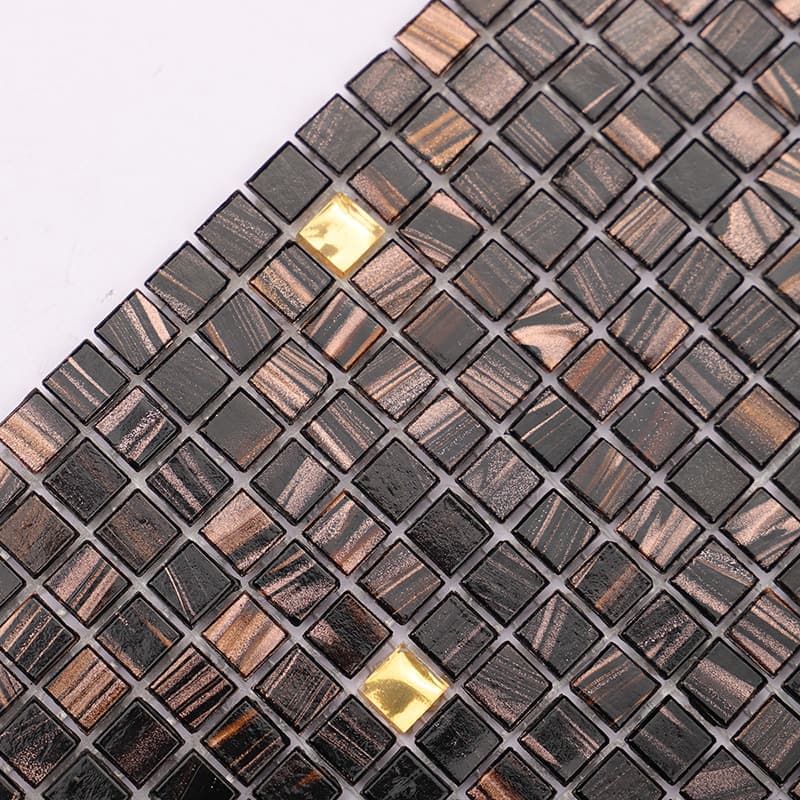 黒金ガラスモザイクを斜めから見た立体感のある構図