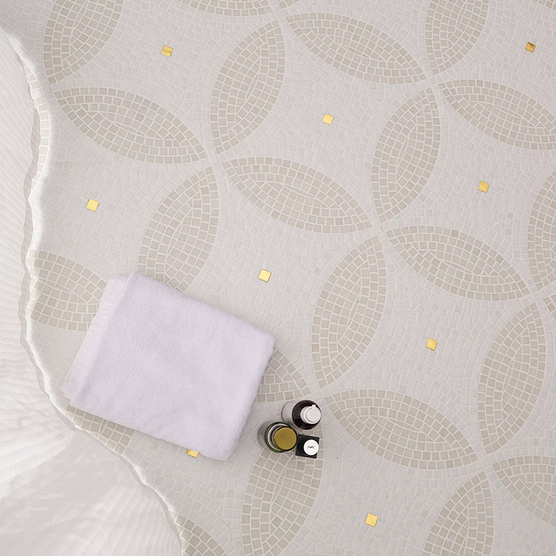 ゴールドアクセントが輝く幾何学模様のガラスモザイク床