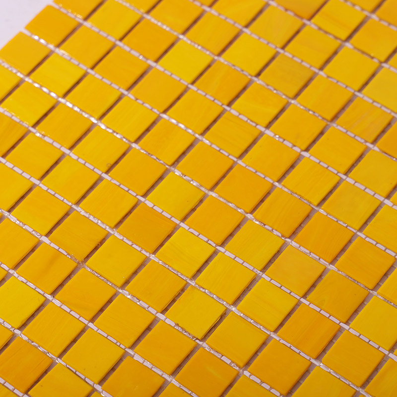 斜めから見た黄色モザイクの質感ディテール