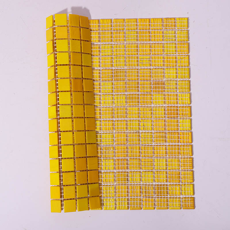 黄色モザイクタイルの裏面とメッシュ構造