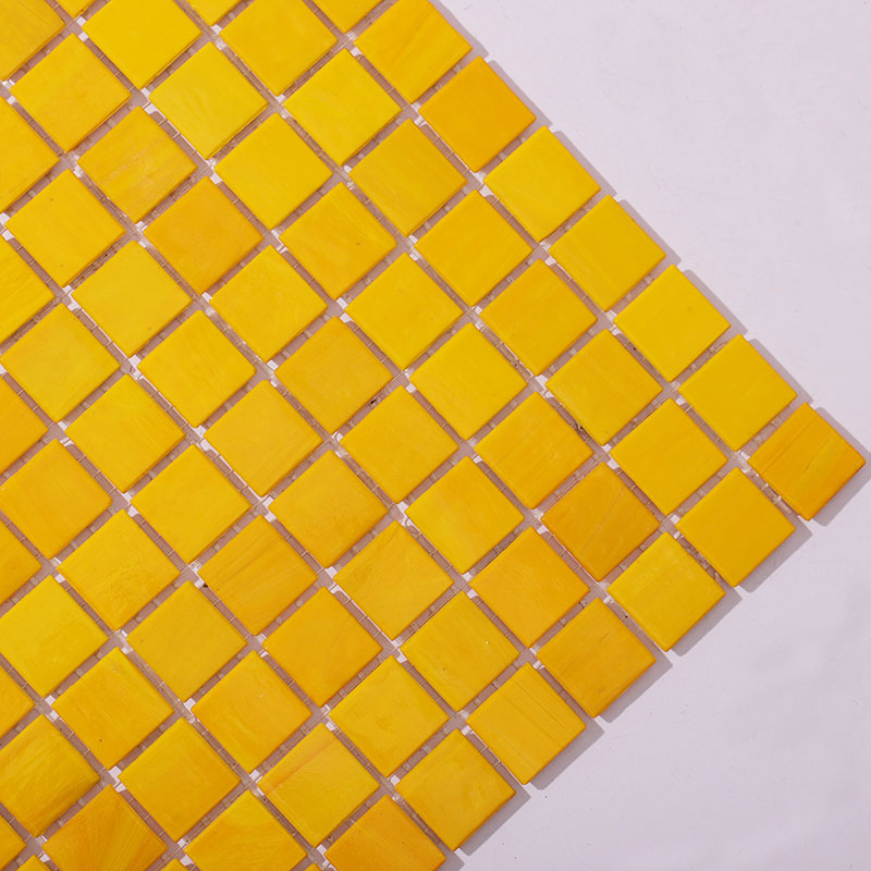 黄色モザイクの拡大ショットで質感を強調