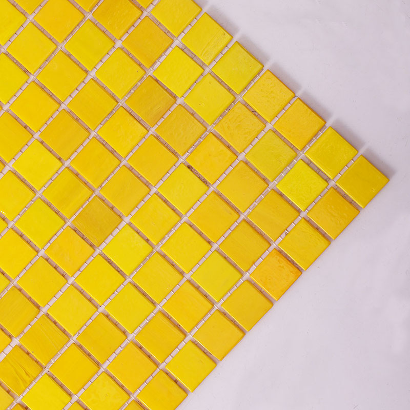 黄色タイルの斜め角度写真