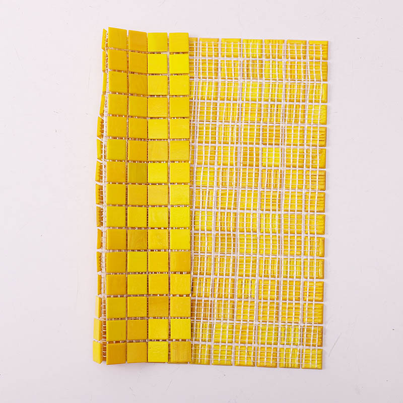 黄色モザイクタイルの裏面メッシュ写真