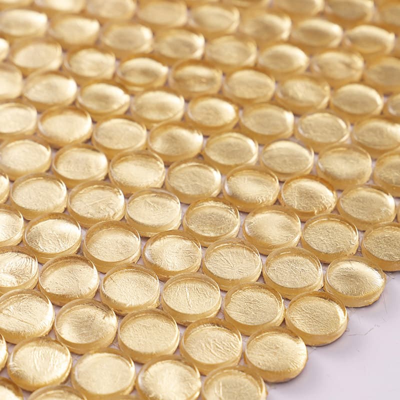 金色ガラス円形タイルのマクロビュー