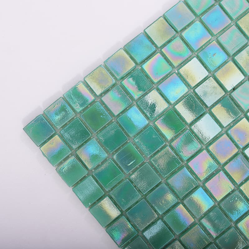 緑ガラス光沢モザイクタイルの斜めアップ画像