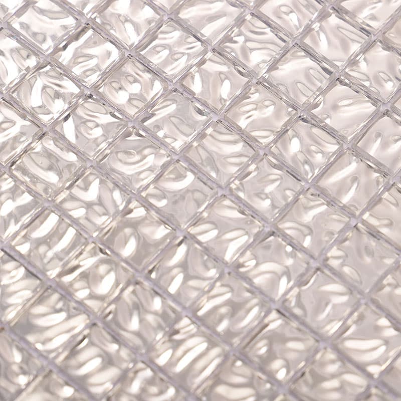 波模様が強調されたガラスモザイクの拡大ディテール