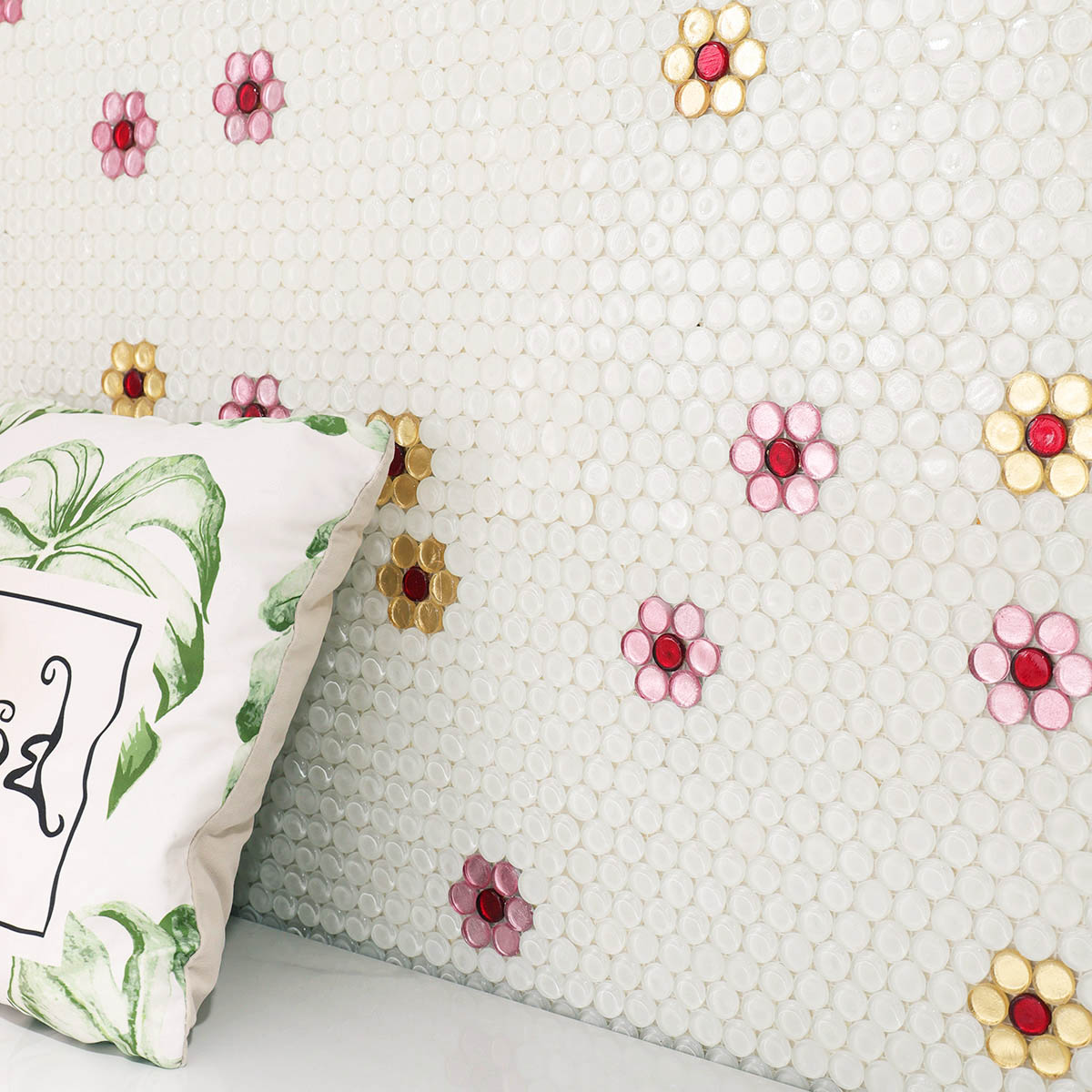 花芯が赤、花弁が金箔とローズピンクの丸形タイルが並ぶディテール