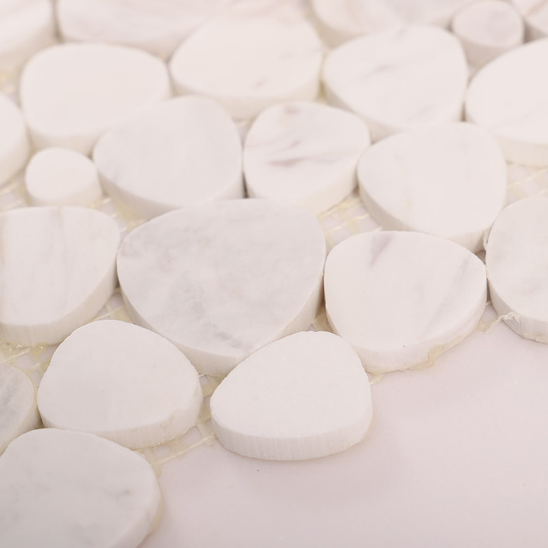 白い小石モザイクの厚みと立体感表示