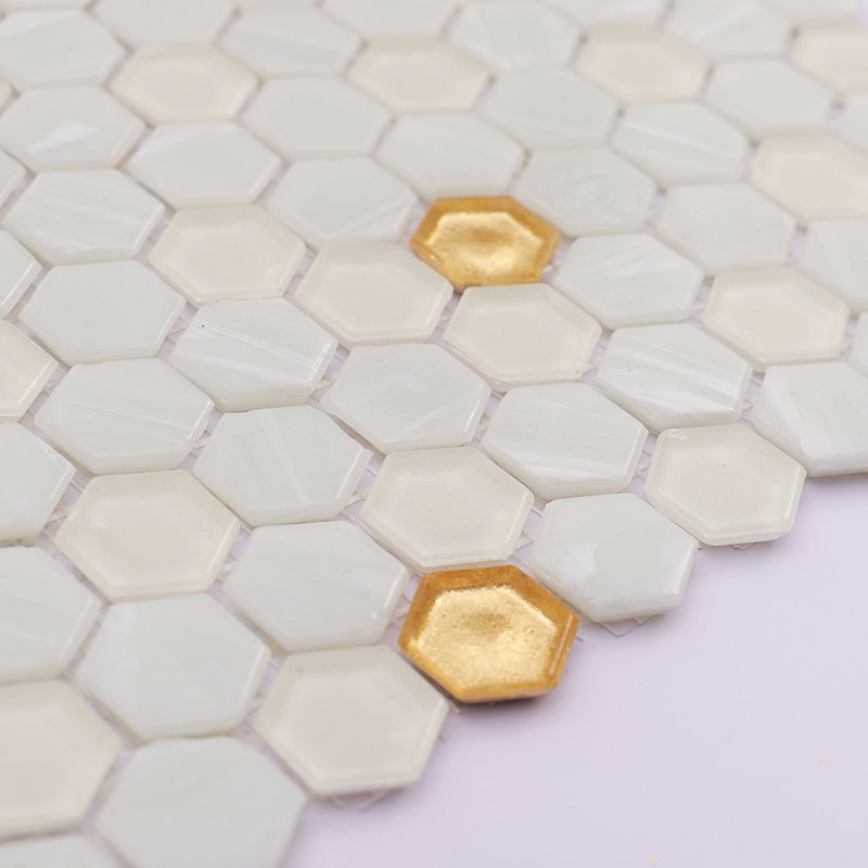 白と金の六角モザイクタイルの斜め横構図