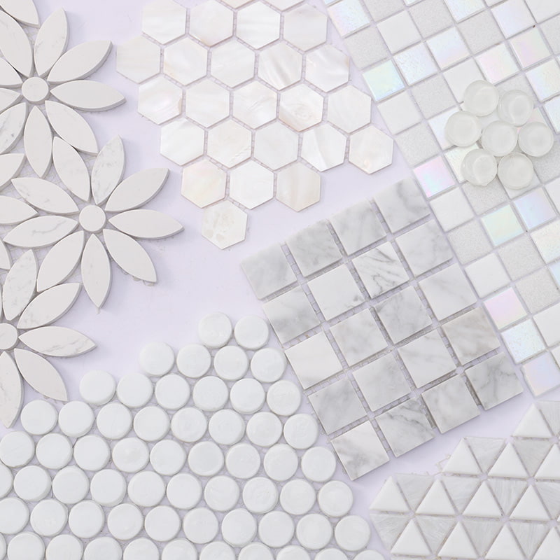 様々な形の白いモザイクタイルが並ぶ美しいデザイン