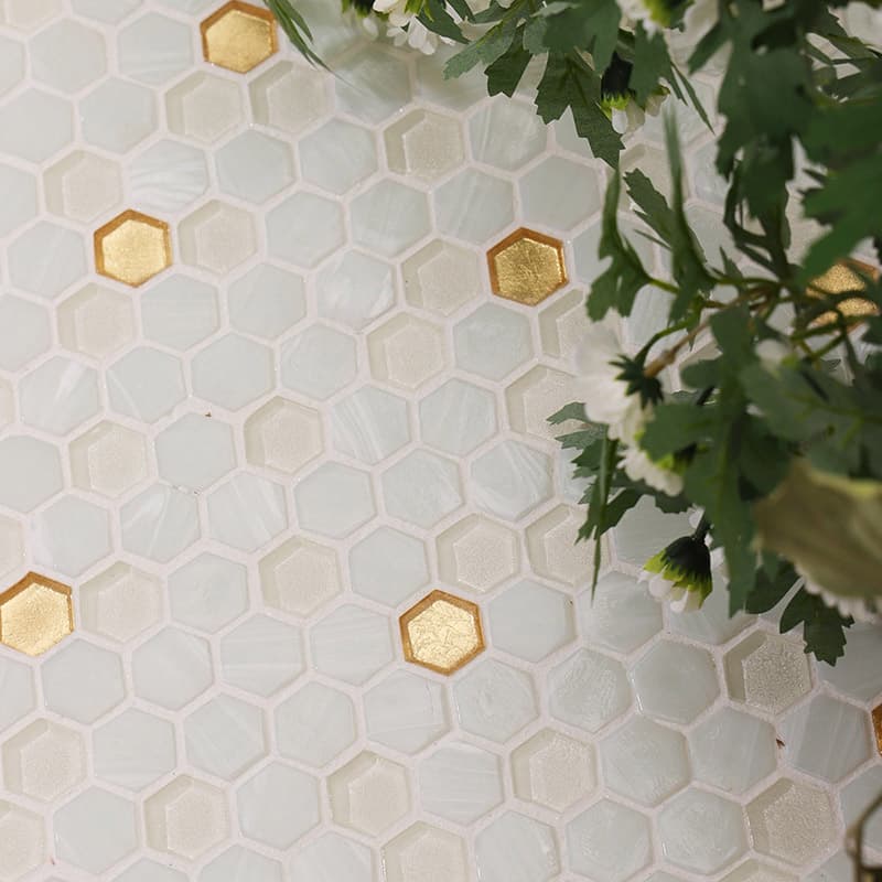 白と金の六角モザイクタイルと観葉植物の構図