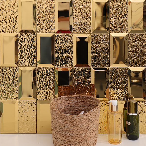 鏡面とテクスチャ入りの金色3D長方形ステンレスタイルが並ぶ壁面