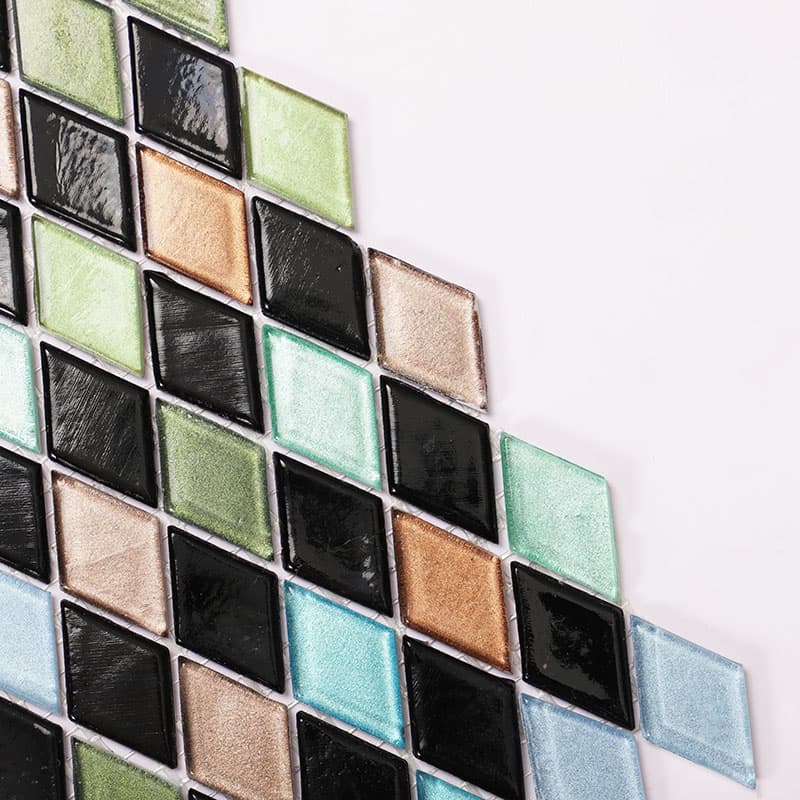 右上の多色ガラスタイルの光沢と構成