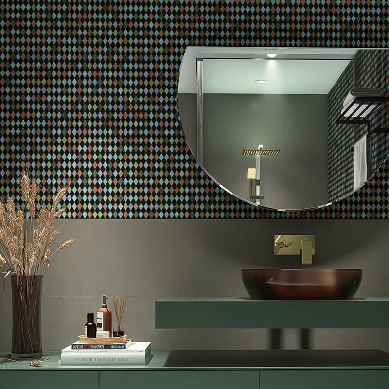 洗面台壁面に貼った多色モザイクガラスタイル