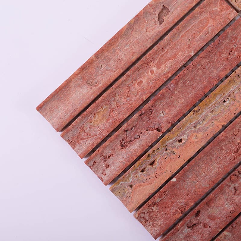 赤色トラバーチンスティックモザイクタイルの斜めクローズアップ