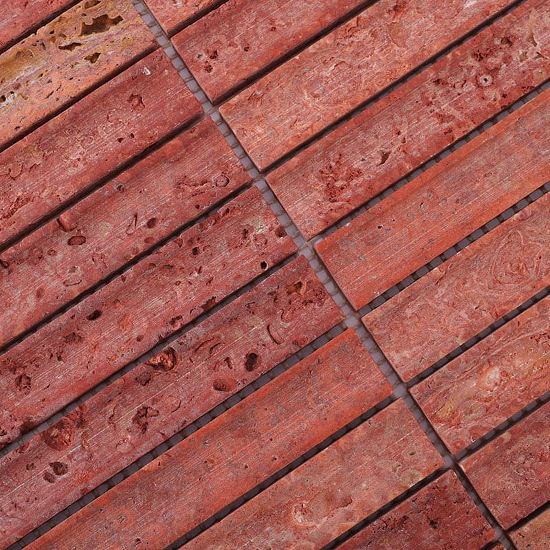 赤色トラバーチンスティックモザイクタイルの表面細部拡大