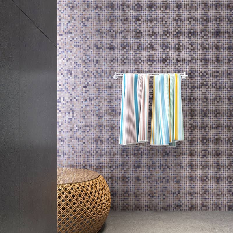 バスルーム壁に貼られた多色パープルモザイクタイル