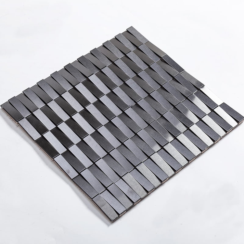 斜め配置された黒色ヘアライン長条ステンレス3Dモザイクタイル