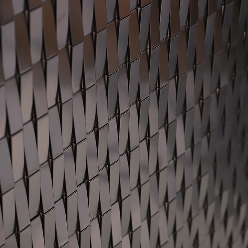 黒色ヘアライン長条ステンレス3Dモザイクタイルの立体的な質感と光沢を強調したクローズアップ