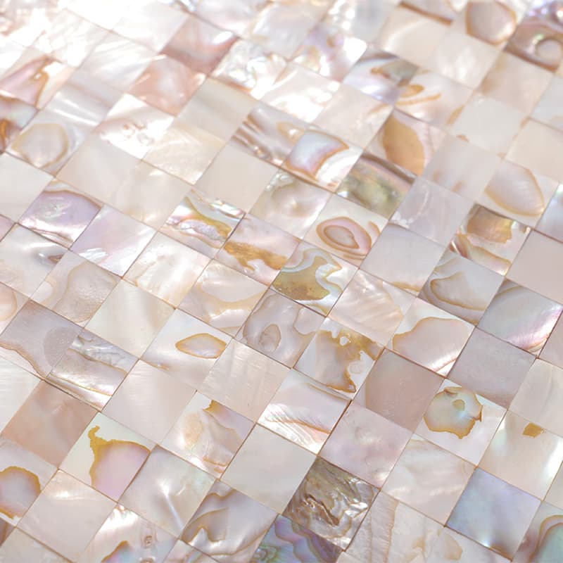 虹色効果のある貝殻タイルのクローズアップ写真