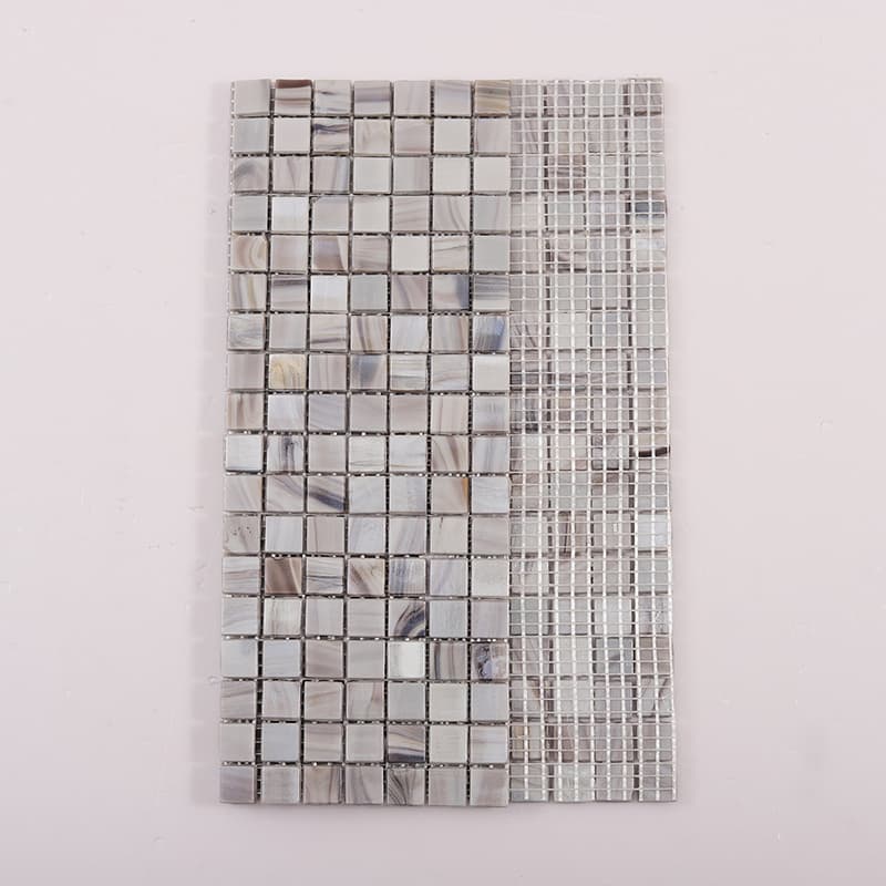 メッシュ裏貼りのあるガラスモザイク裏面