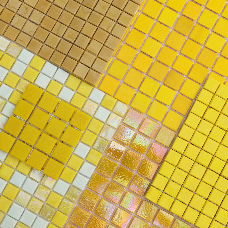 艶ありとマットの黄色系スクエアモザイクタイルのミックスデザイン
