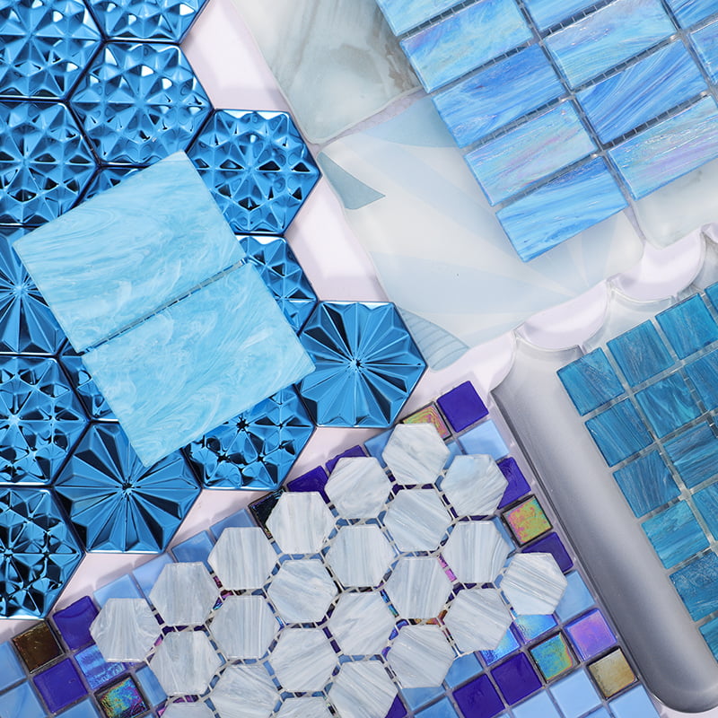 さまざまな形状と質感の青色ガラス・金属・セラミックモザイクタイルサンプル集合画像