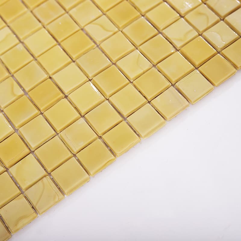 黄色モザイクタイルの厚みを示す側面写真