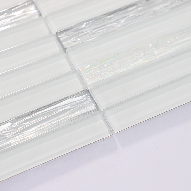 斜めから見たホワイトシルバーガラスモザイク