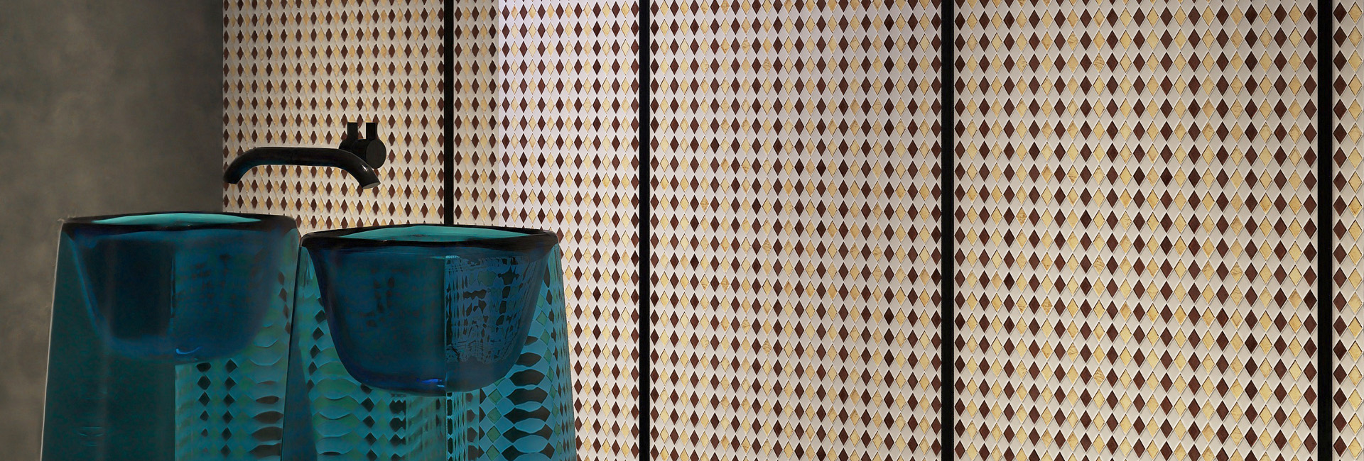 {"default":"白とブラウンの菱形モザイクタイル壁面と、ブルーガラス洗面ボウルの施工例"}
