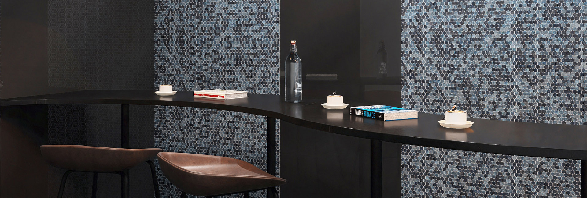 {"default":"ブラックカウンターと青系六角モザイクタイル壁面のデザイン例"}
