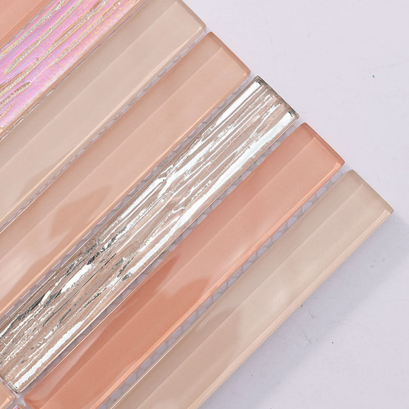 斜め配置されたピンクシルバーモザイクタイル