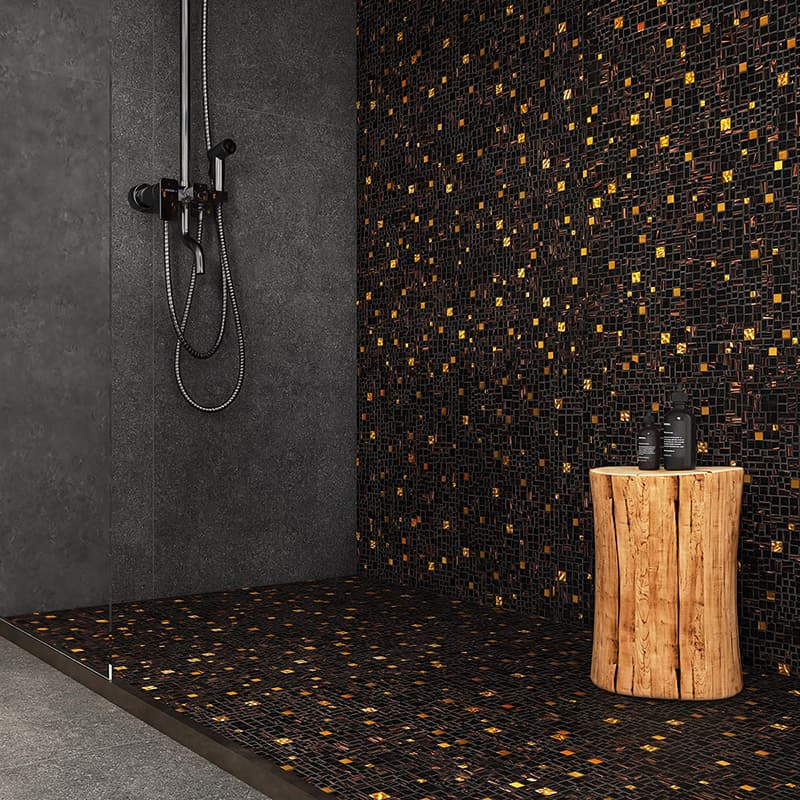黒壁に映える金入りモザイクタイルのシャワー空間