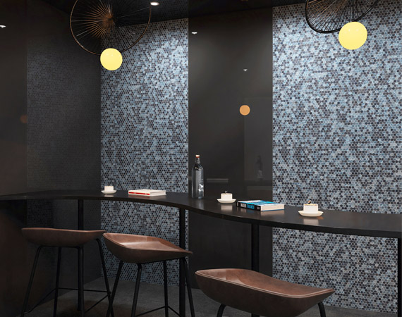 {"default":"青系の六角モザイクタイルを壁に使った、モダンなバー空間の内装"}
