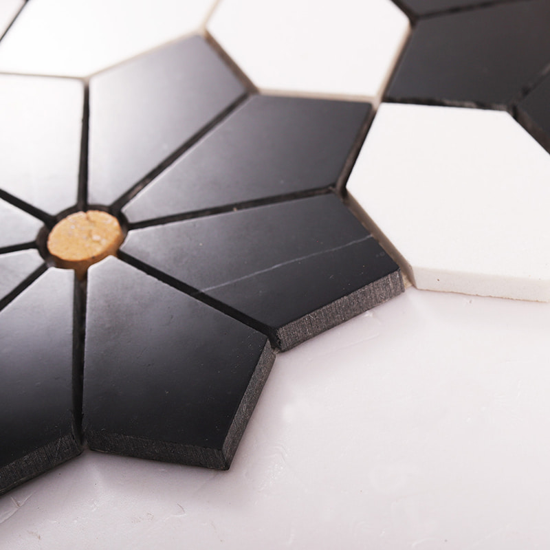 黒花モザイクタイルの厚みと側面アップ