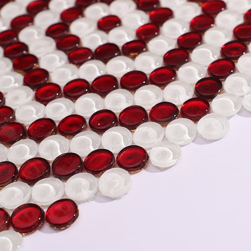 ガラスの光沢が際立つ赤白円形タイルの接写