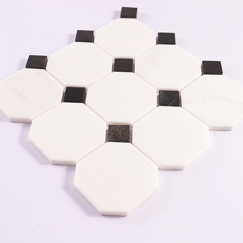 斜め角度から見た大理石モザイクタイル