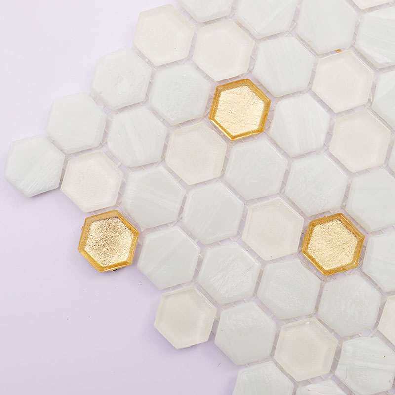 白と金の六角形モザイクタイルの端部アップ画像